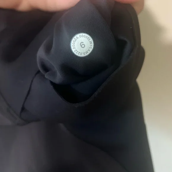 Lululemon Cargo Super-high-rise hiking short 8” (Black)
Size 6 - Picture 8 of 16